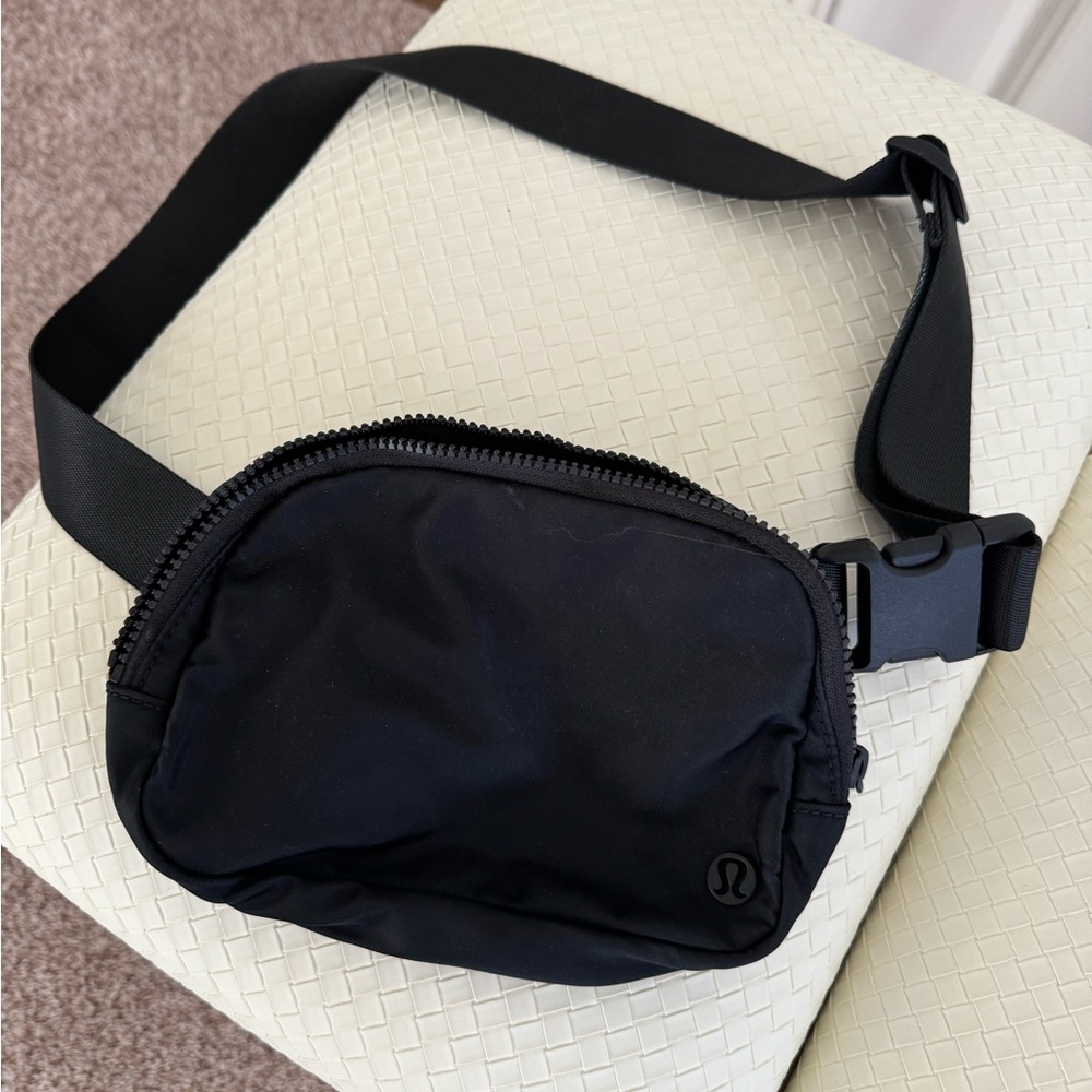 Black lululemon belt bag